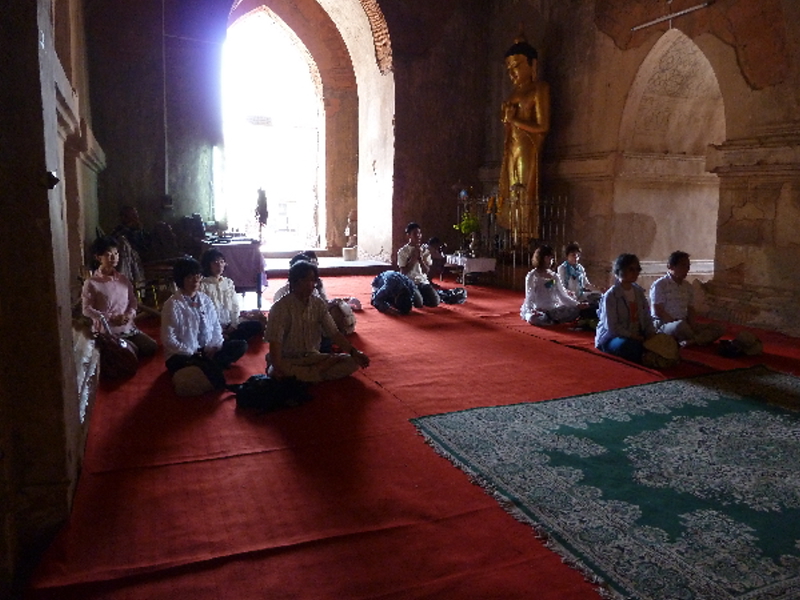 寺院で瞑想